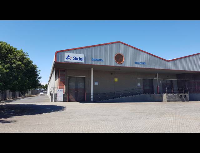 2,476M² FACTORY TO LET IN TRIANGLE FARM